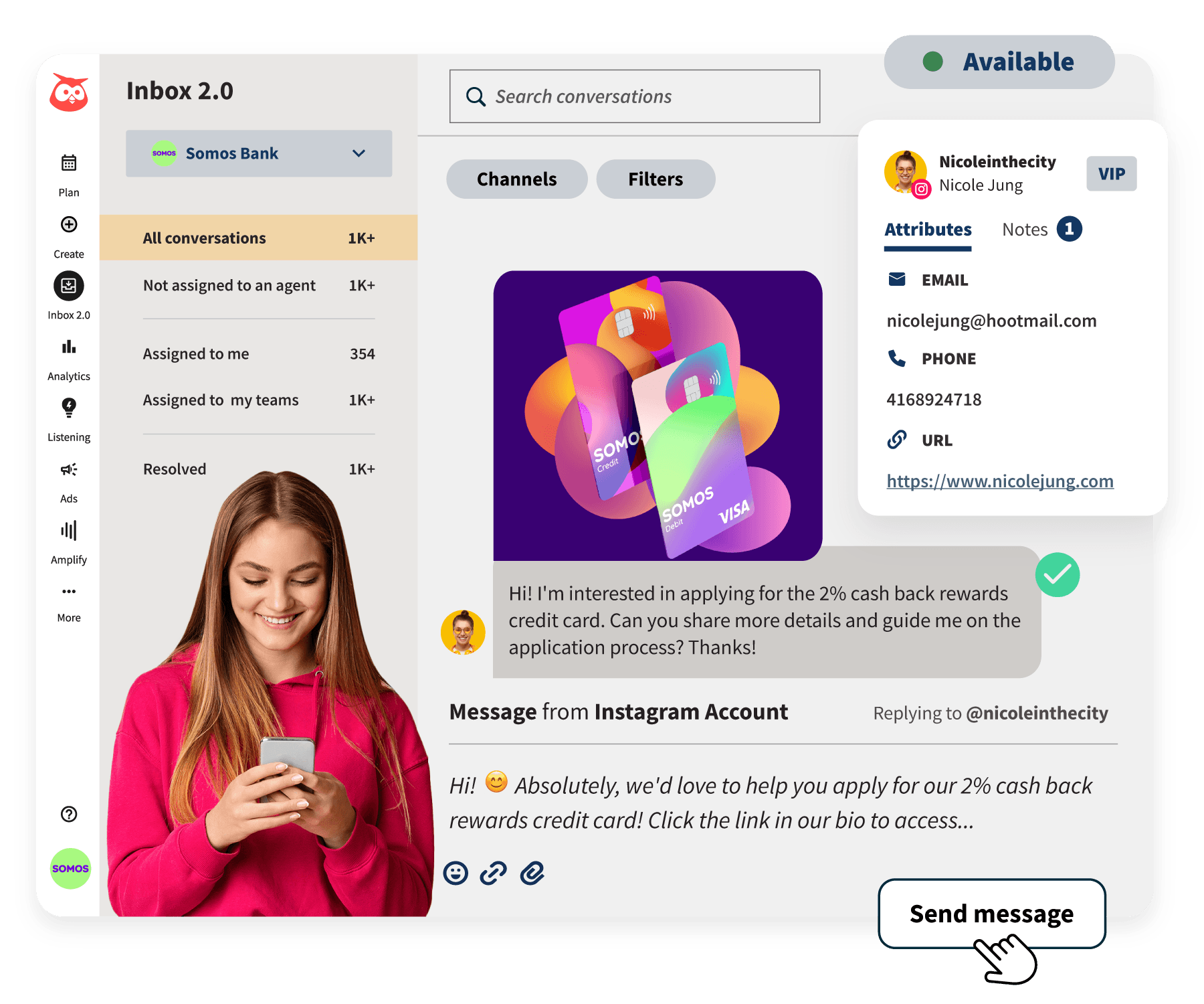 Tableau de bord Hootsuite affichant les fonctionnalités de boîte de réception et de messagerie avec une femme utilisant un smartphone