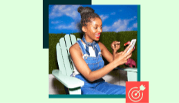 Femme assise dans une chaise de jardin faisant défiler les médias sociaux